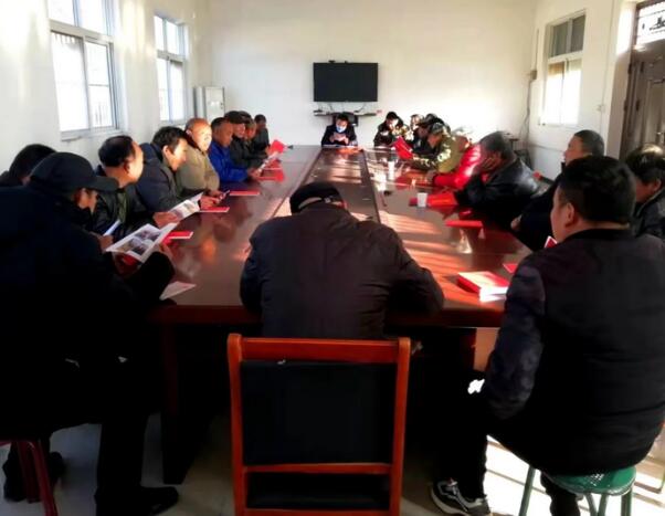 2021年12月28日下午，王二岗村两委、红色文化教研基地在村委会办公室召开传统村保护修缮工作总结座谈会。